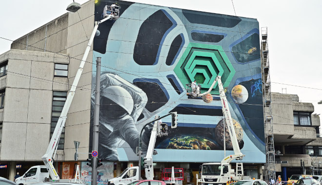 Ansicht auf die Silk City Gallery von der Sankt-Anton-Straße. Die riesige Betonfassade schmückt ein futuristisches Kunstwerk, in dem das Logo des Seidenweberhauses eingebaut wurde. Foto: Presse und Kommunikation, A. Bischof Ansicht auf die Silk City Gallery von der Sankt-Anton-Straße. Die riesige Betonfassade schmückt ein futuristisches Kunstwerk, in dem das Logo des Seidenweberhauses eingebaut wurde. Foto: Presse und Kommunikation, A. Bischof