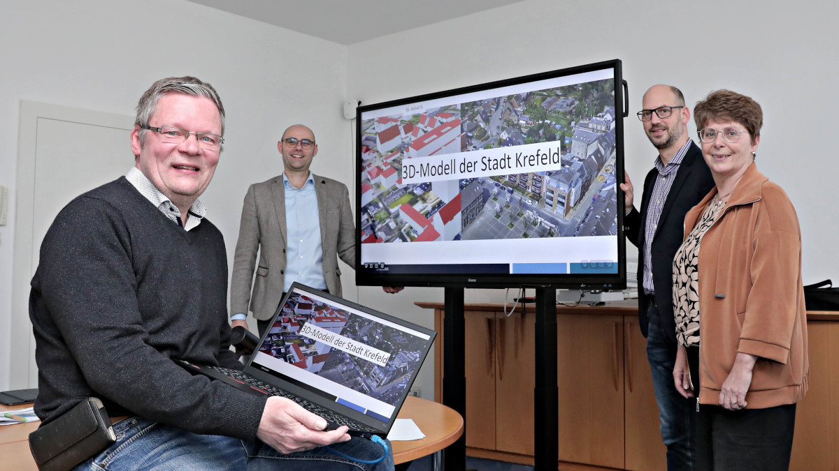 (von rechts) Claudia Kück, Marcus Beyer, Markus Lewitzki und Udo Hannok stellen das neue 3D-Modell der Stadt Krefeld vor. Bild: Stadt Krefeld, Presse und Kommunikation, Dirk Jochman