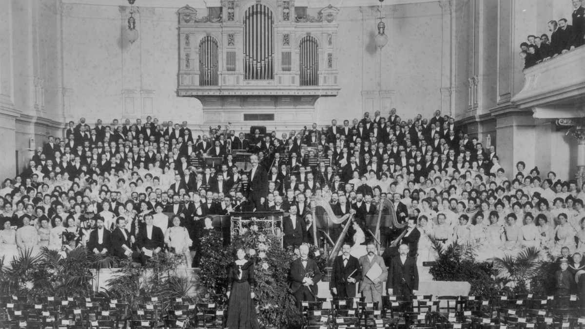 Musikdirektor Theodor Müller-Reuter mit Chor und Orchester in der Stadthalle im Rahmen des 38. Tonkünstlerfests im Juni 1902.Bild: Stadt Krefeld, Stadtarchiv