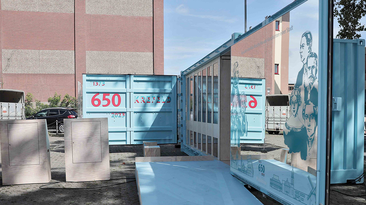 Der Seecontainer in den Farben des Stadtjubiläums von außen. Foto: Stadt Krefeld, Presse und Kommunikation, D. Jochmann