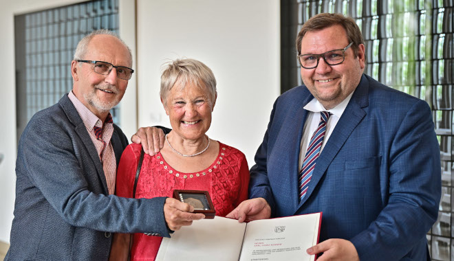 Oberbürgermeister Frank Meyer (rechts) hat Karl-Heinz Renner, begleitet von Ehefrau Ursula Renner, das Stadtsiegel verliehen. Foto: Stadt Krefeld, Presse und Kommunikation, A. Bischof
