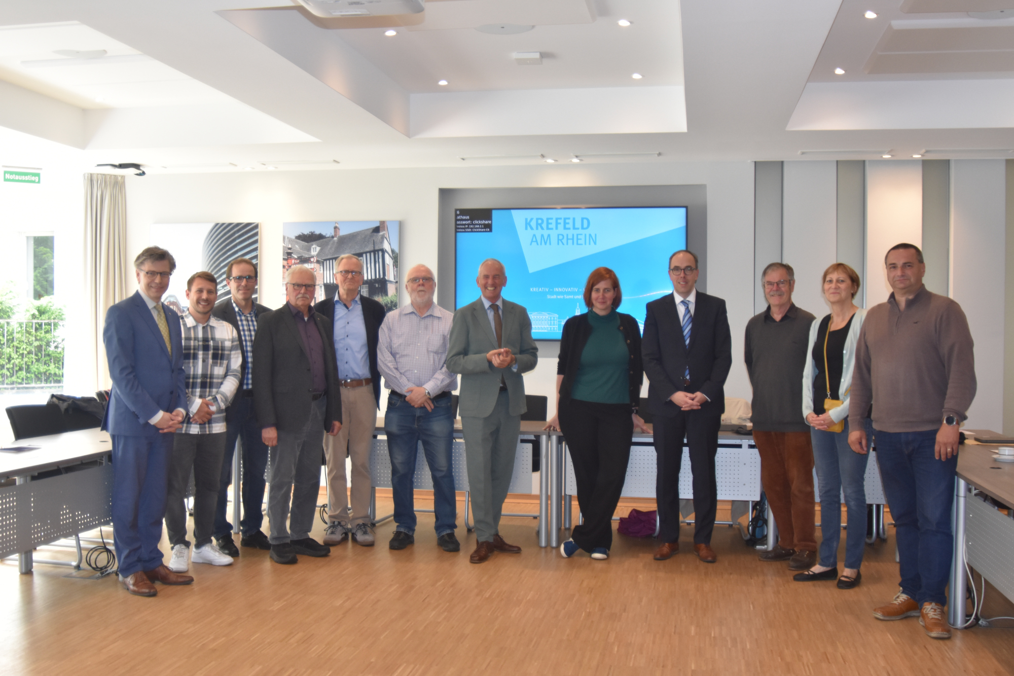 Gruppenfoto der Straßennamenkommission und Prof. Scholtyseck am 31. Mai 2022