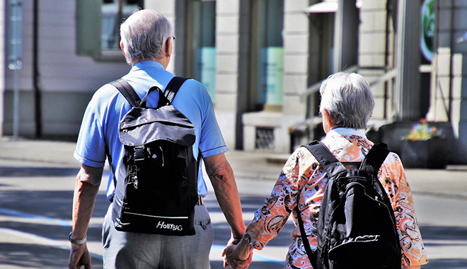 Senioren gehen durch die Stadt spazieren.Foto: Pixabay