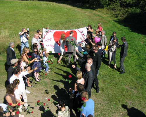 Hochzeitsgäste nach der Trauung vor der Mühle Egelsberg. Foto: Stadt Krefeld, Presse und Kommunikation 