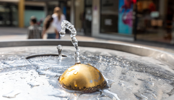 Dirk Hagenräke, Sabine Lauxen und Christof Epe vor dem wieder in Betrieb genommenen Trinkwasserbrunnen am Schwanenmarkt. Dirk Hagenräke, Sabine Lauxen und Christof Epe vor dem wieder in Betrieb genommenen Trinkwasserbrunnen am Schwanenmarkt.