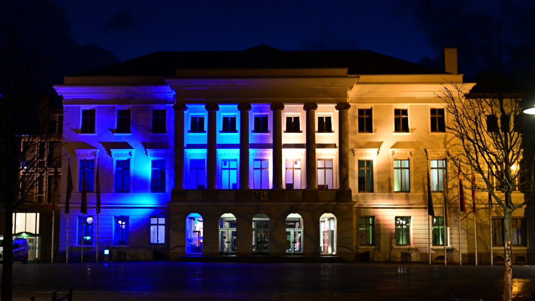 Seit dem 24. Februar wird das Krefelder Rathaus in den Nationalfarben der Ukraine beleuchtet. Foto: Stadt Krefeld, Presse und Kommunikation