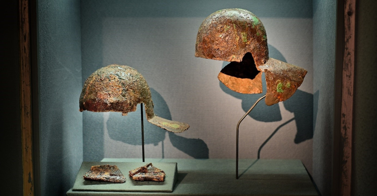 zwei kultische beigesetzte Helme