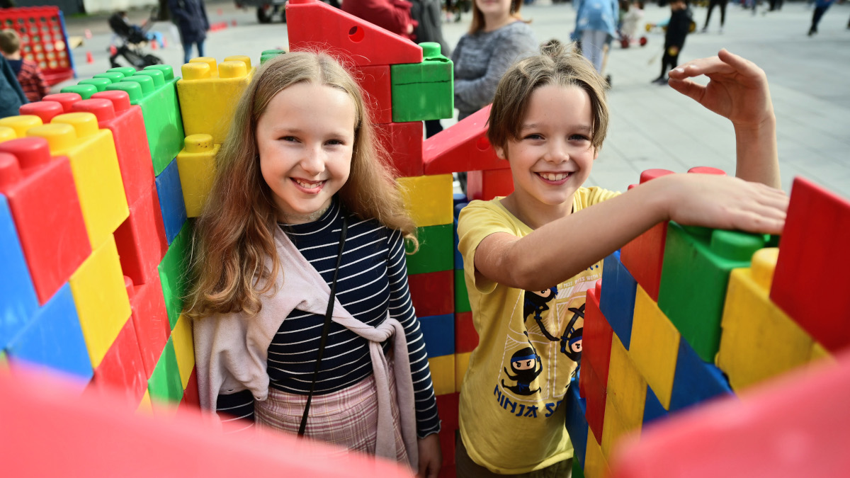 Zum Weltkindertag fand ein großes Fest auf dem Rathausplatz statt.Bild: Stadt Krefeld, Presse und Kommunikation