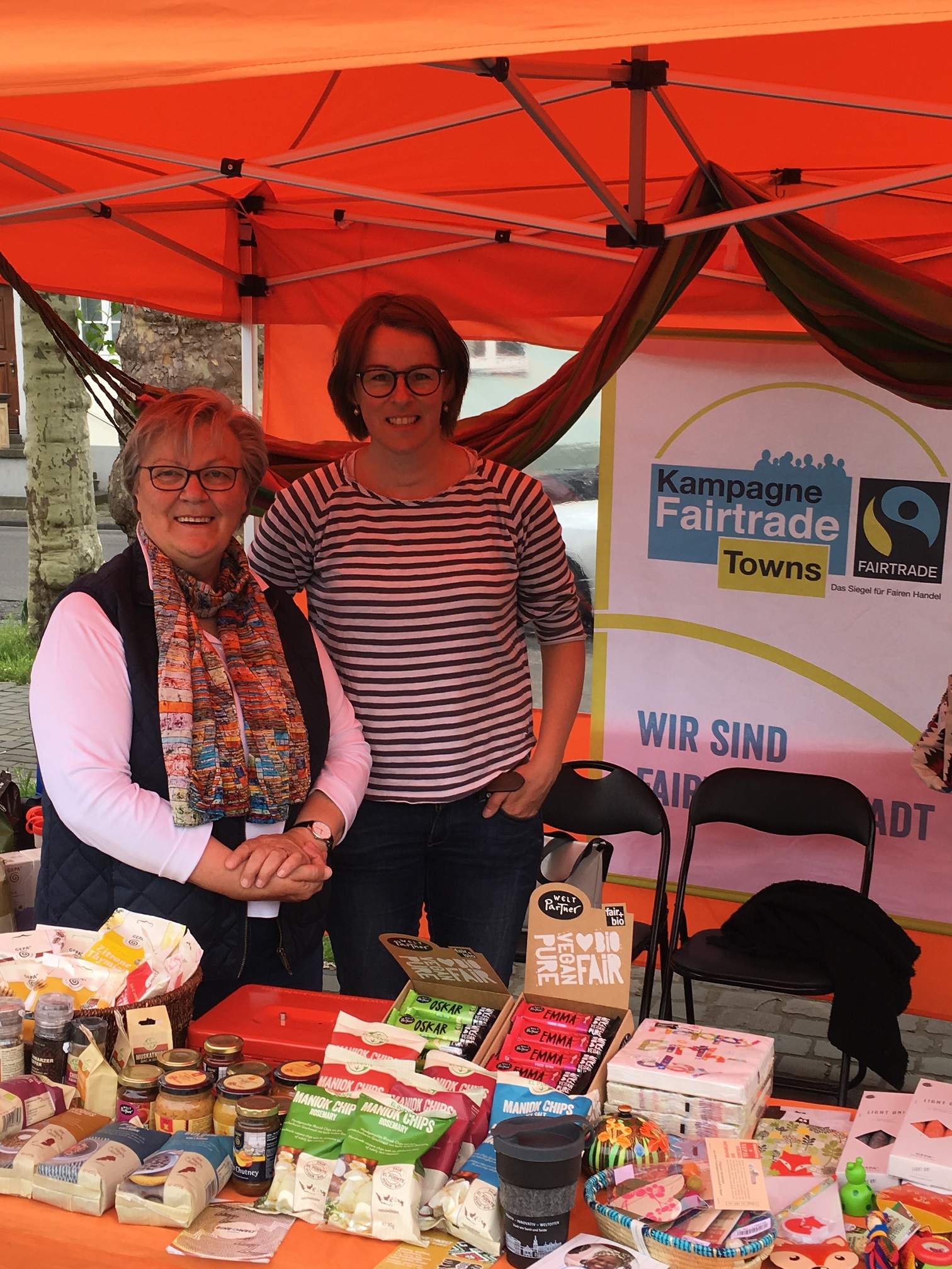 Stand des Weltladens auf dem Uerdinger Feierabendmarkt