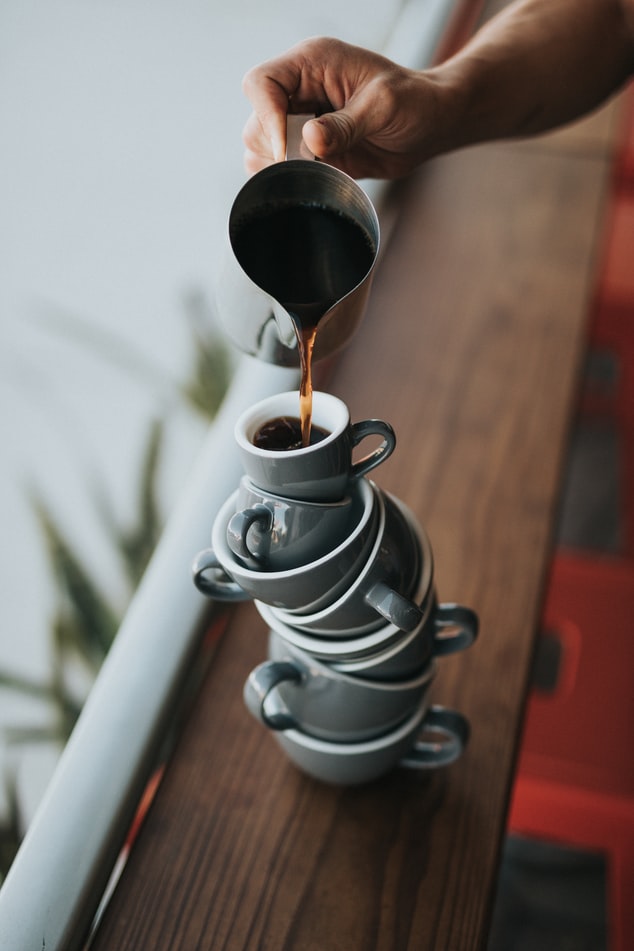 gestapelte Kaffeetassen